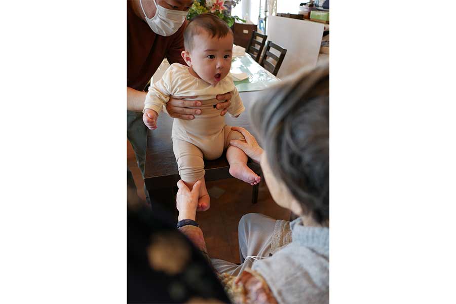 かわいいひ孫との対面を喜ぶおばあちゃん【写真提供：LA在住セレブコーチ ヨーコ（yoko_healthcoach）さん】