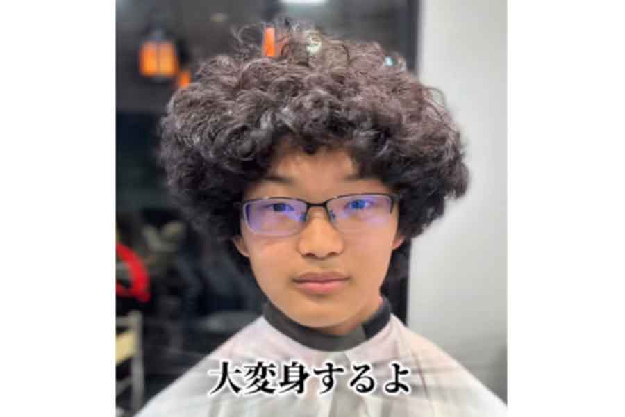 中学卒業祝いに訪れたクセ毛の少年【出典:インスタグラム(@yokkoi_beautician)よりスクリーンショット】