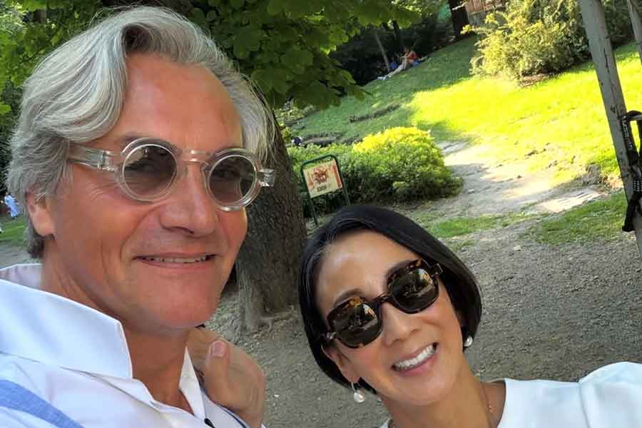 イタリア・ミラノで暮らす、(右から)中村江里子さんと夫のシャルルさん【出典:インスタグラム(eriko.nakamuraofficial)よりスクリーンショット】