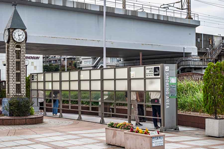 屋外に設けられた「喫煙エリア」（写真はイメージ）【写真：PIXTA】