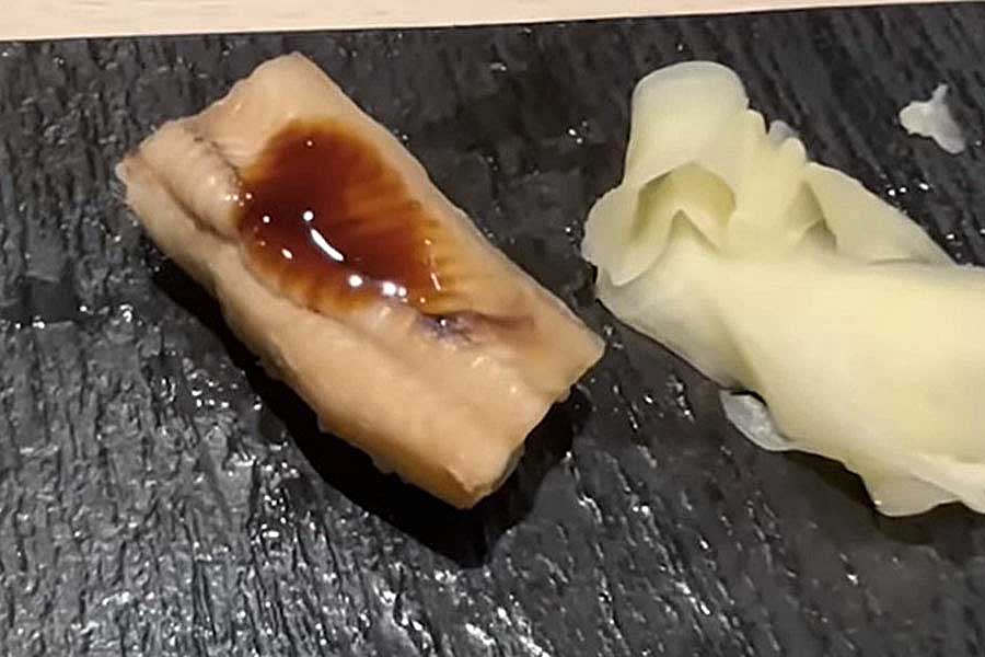 アナゴの握り寿司に感動【出典：YouTube「日本食冒険記Tokyo Food Adventures」よりスクリーンショット】