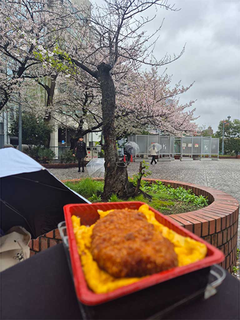 オムカツ丼に感動【写真提供：ミッケル】