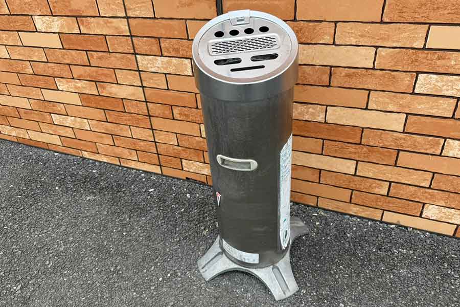 街中に設けられた喫煙スペース【写真：Yo】