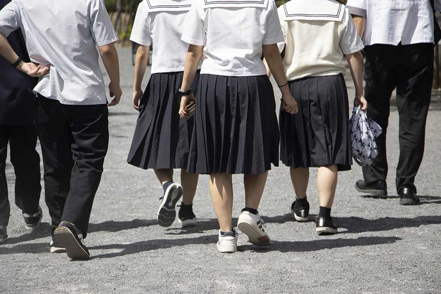制服姿の学生がたくさんいることにびっくり（写真はイメージ）【写真：写真AC】