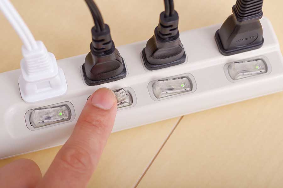 電源タップは定期的な交換が必須(写真はイメージ)【写真:写真AC】