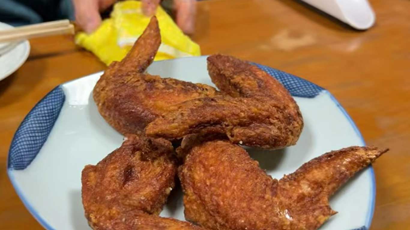 鶏の手羽先に感激【出典：YouTube「LTブログ」よりスクリーンショット】