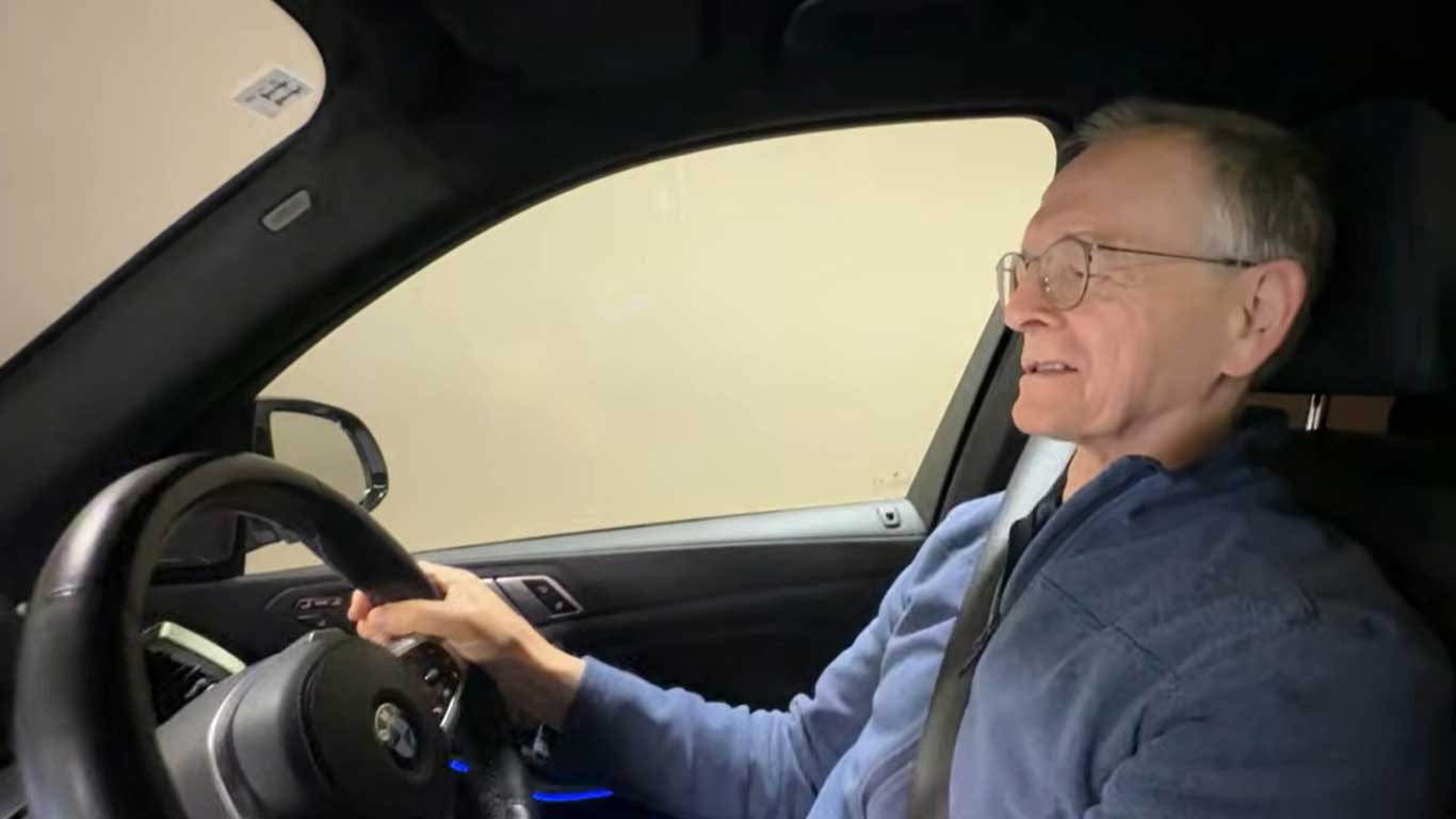 日本でBMWに乗車【出典：YouTube「LTブログ」よりスクリーンショット】