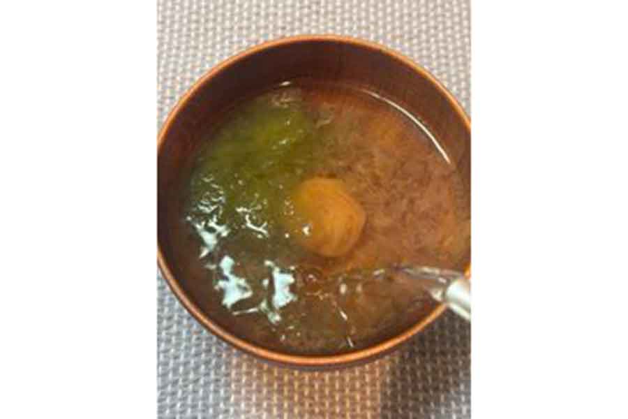 梅干し・とろろ昆布・おかかにお湯を注いだお吸い物【写真提供:梅ボーイズ公式(@_UMEBOYS_1904)さん】