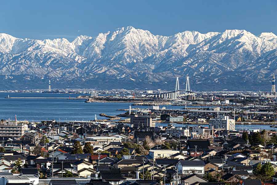 富山を代表する絶景スポットの立山連峰【写真：PIXTA】