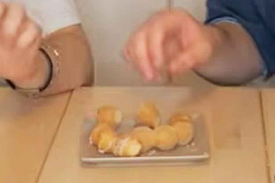 サムさんは「ポン・デ・黒糖」（右）がお気に入りに【出典：YouTube「Bebechan - 日本のフランス人」よりスクリーンショット】