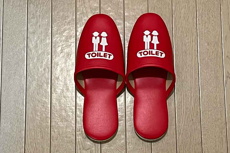 室内用とトイレ用で履き替えが用意されているスリッパ（写真はイメージ）【写真：写真AC】