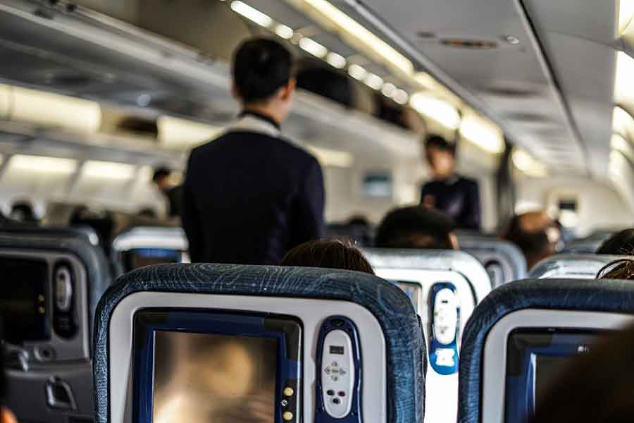 飛行機内では快適に過ごしたい（写真はイメージ）【写真：写真AC】