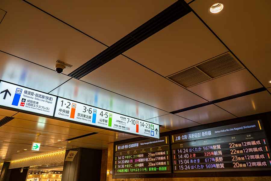 公共交通機関は便利な一方で、案内表示の情報量の多さに戸惑い（写真はイメージ）【写真：PIXTA】