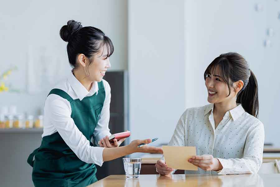 必要なときに対応してくれる日本の接客スタイルに感心（写真はイメージ）【写真：写真AC】