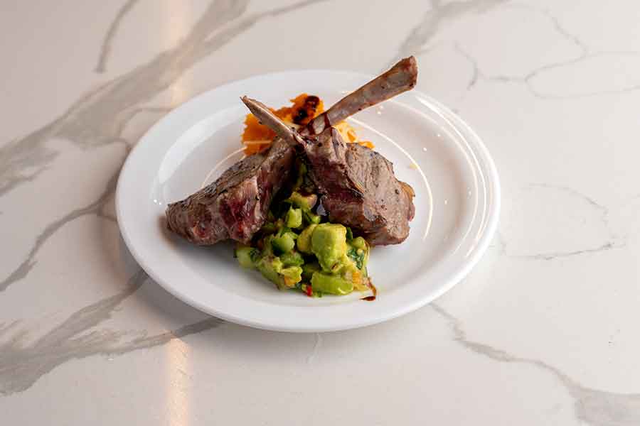 やわらかいラム肉がジューシーなキウイケバブ
