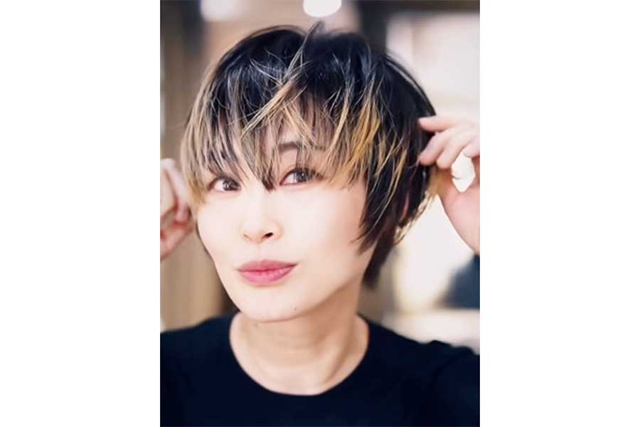 かっこいいマッシュショートに大変身した女性【出典：インスタグラム（yasuhiro002）よりスクリーンショット】