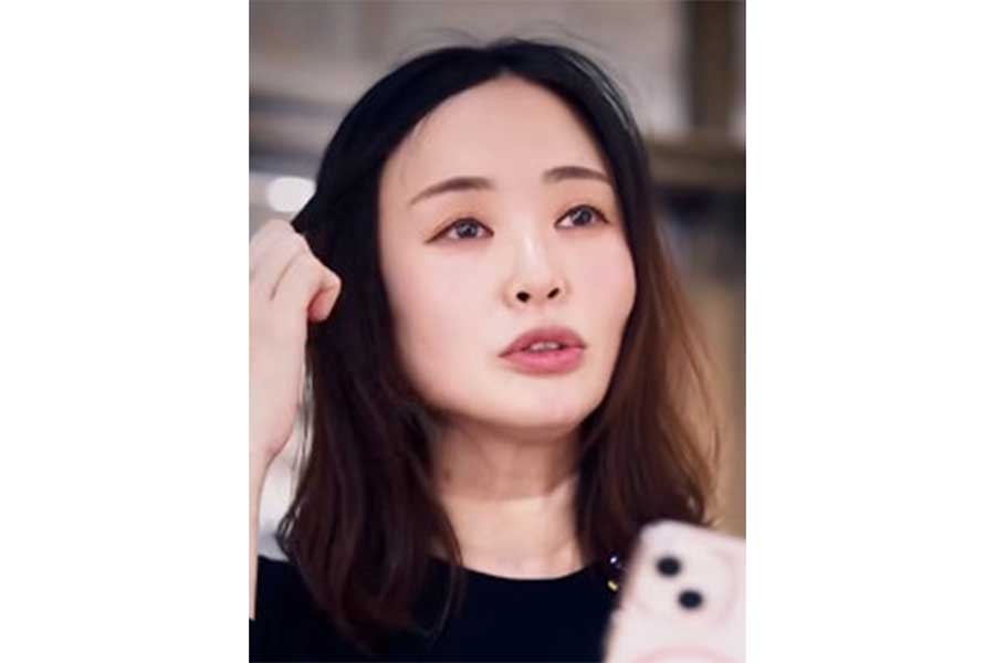 鎖骨までもっさりと髪が伸びた40代女性【出典：インスタグラム（yasuhiro002）よりスクリーンショット】