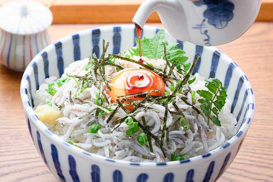透明感と食感に特徴がある「生しらす丼」（写真はイメージ）【写真：PIXTA】