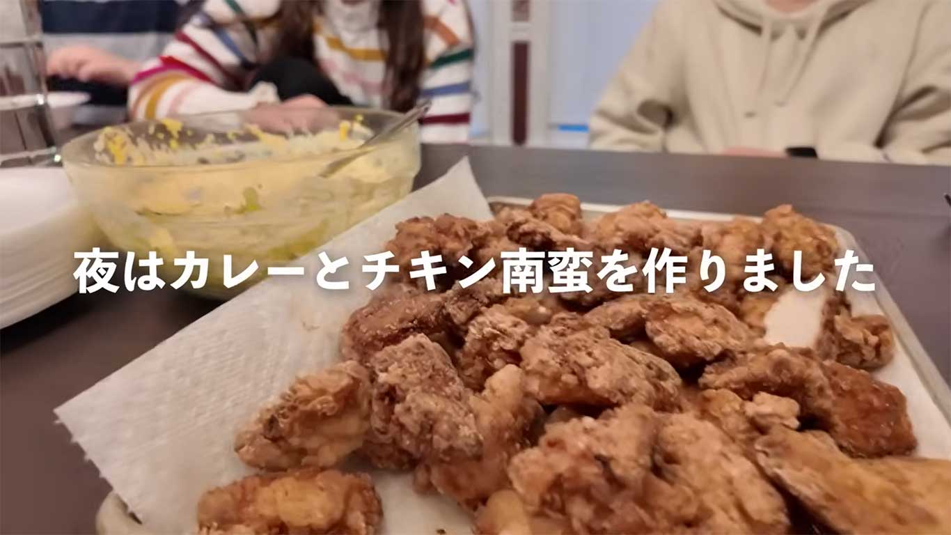 日本生まれのチキン南蛮の虜に【出典：YouTube「Yui Miller / ミラー家の日常」よりスクリーンショット】