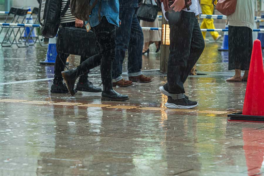 雨で足元が滑りやすくなっているため要注意(写真はイメージ)【写真:PIXTA】