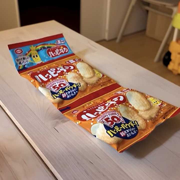 ハッピーターンに目を奪われる【出典：インスタグラムより（bebechan_france）スクリーンショット】