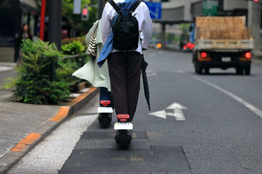 車道を走る電動キックボード（写真はイメージ）【写真：PIXTA】