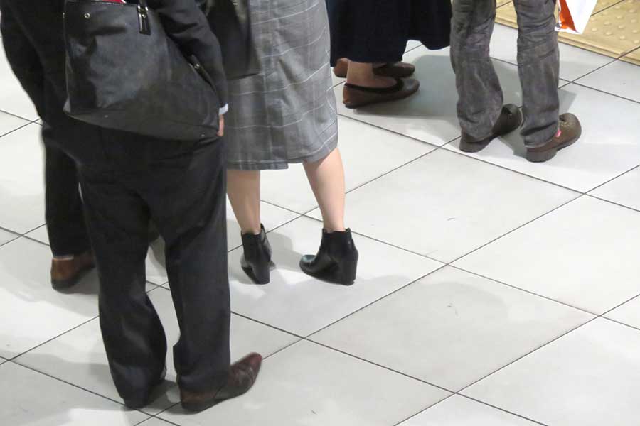 列に並んで電車を待つ日本人の姿に感動（写真はイメージ）【写真：写真AC】