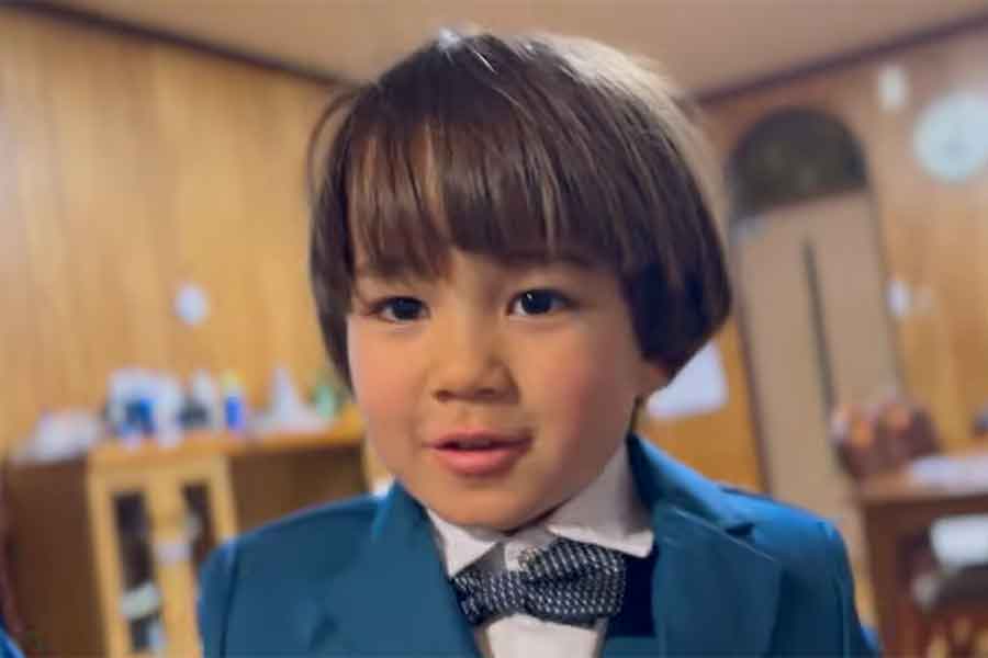 結婚式用のスーツをまとったリノくん【出典：YouTube「Ami's Life」よりスクリーンショット】
