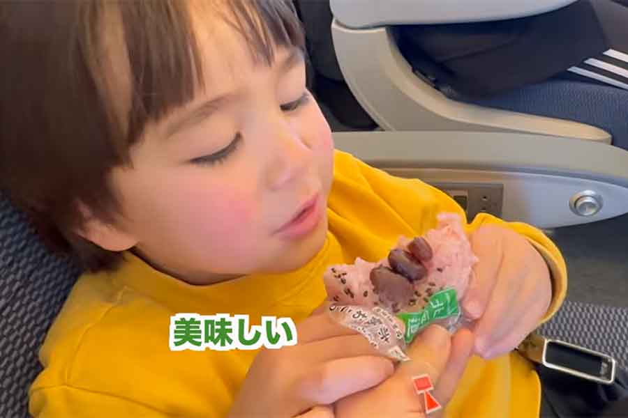 北海道独自の赤飯を使ったコンビニおにぎりに大喜び【出典：YouTube「Ami's Life」よりスクリーンショット】