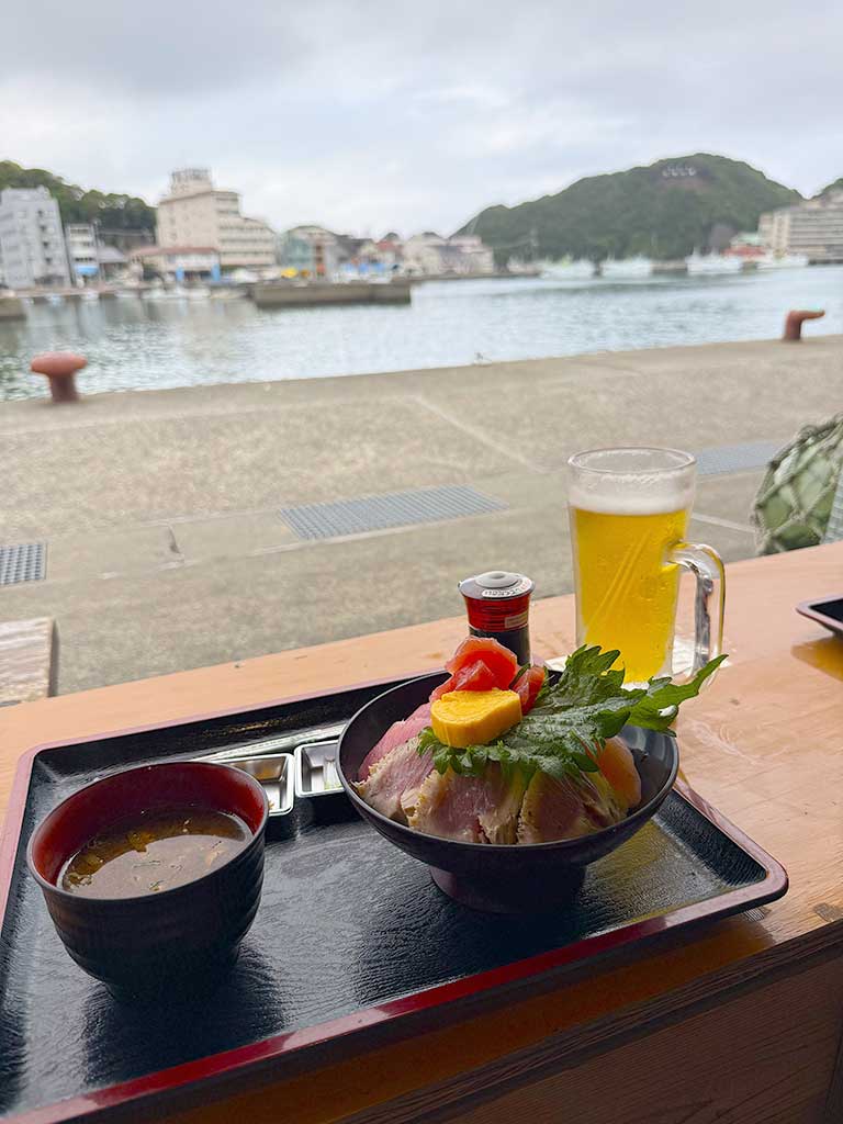漁港近くで食べたマグロ丼に感動【写真提供：ジョージナ】