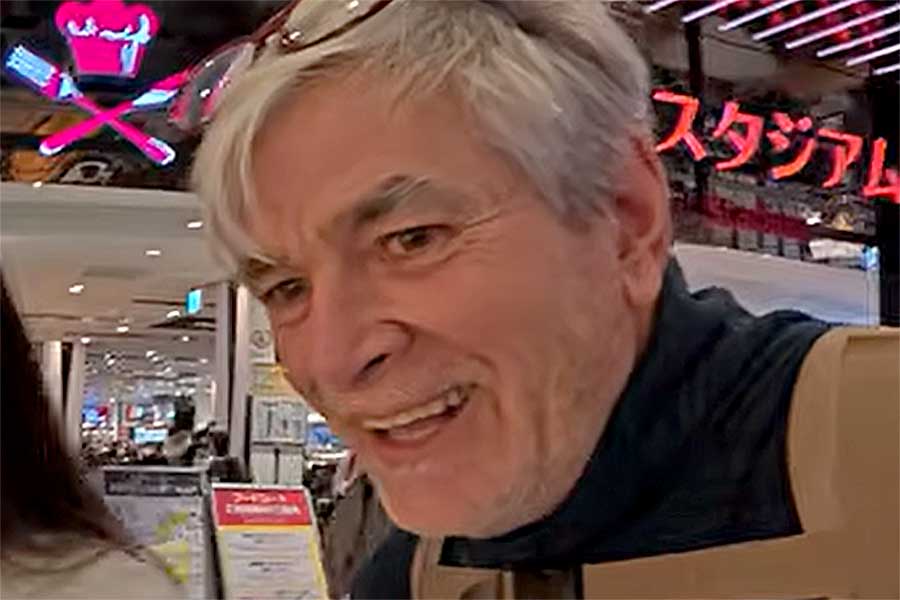 オリパパことジョハネスさんが食い入るように見つめていたものとは…【出典:YouTube「Ori&Kaito」よりスクリーンショット】