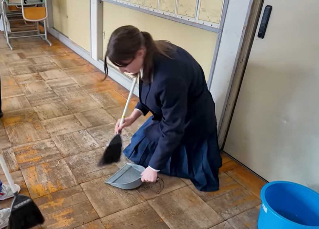 体験入学した中学校で、教室の掃除を体験するエリーナさん【出典：YouTube「ボンソワールTV BonSoirTV」よりスクリーンショット】