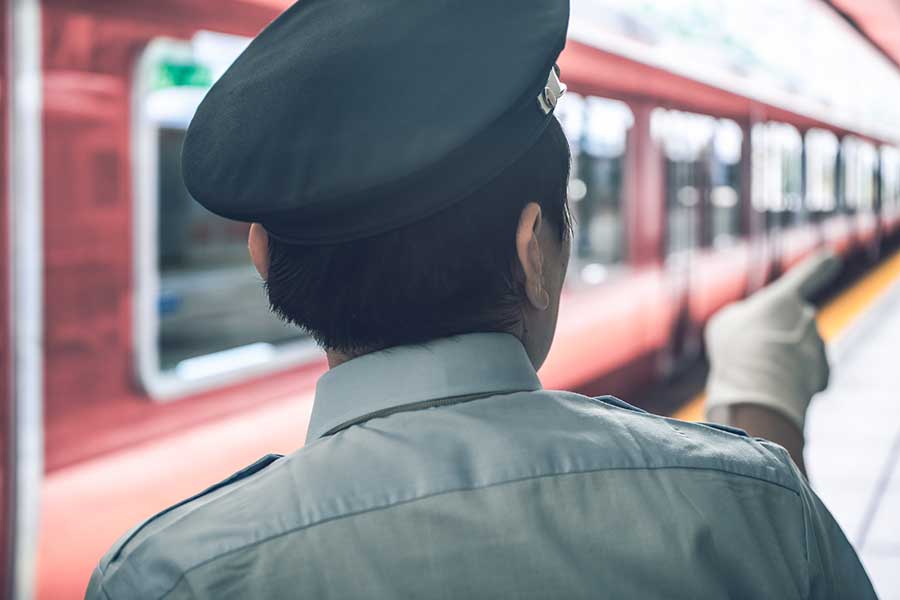ホームで安全確認を行う駅員が「ドアが閉まるように人を押し込む役」をすることもあると聞いて衝撃（写真はイメージ）【写真：PIXTA】