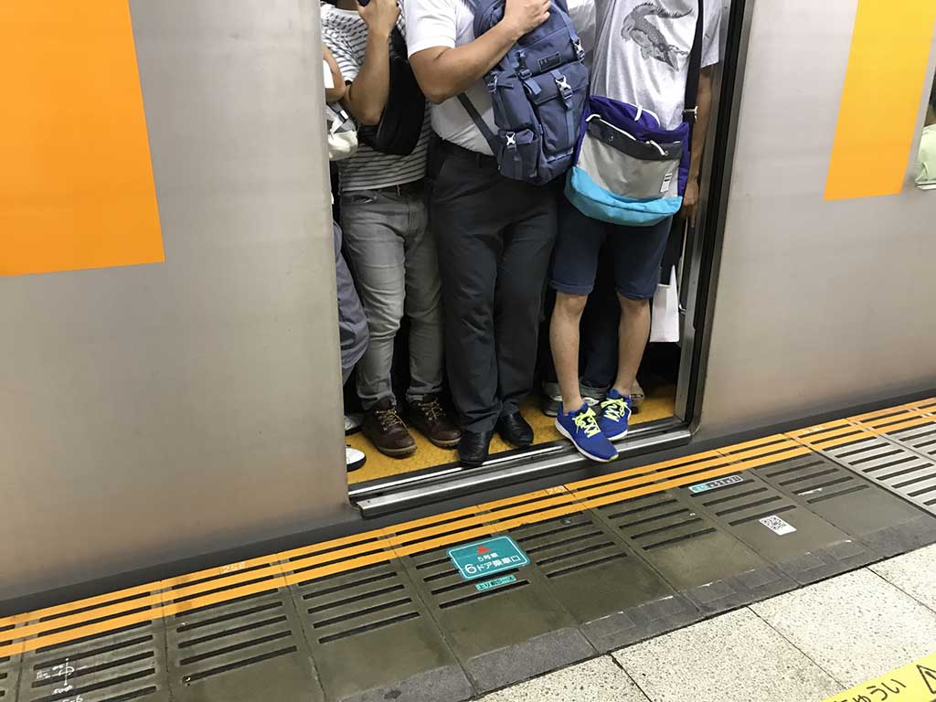 満員電車の混雑ぶりに驚愕（写真はイメージ）【写真：写真AC】