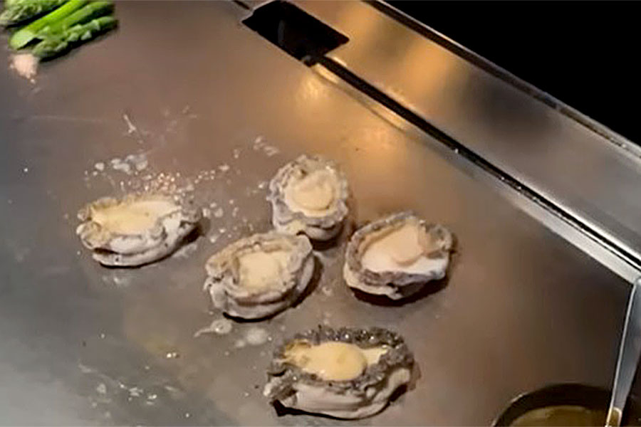 日本の鉄板焼き店で味わったアワビに感動【出典：YouTube「日本食冒険記Tokyo Food Adventures」よりスクリーンショット】