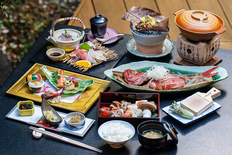 旅館で食べた魚介料理に感動（写真はイメージ）【写真：PIXTA】