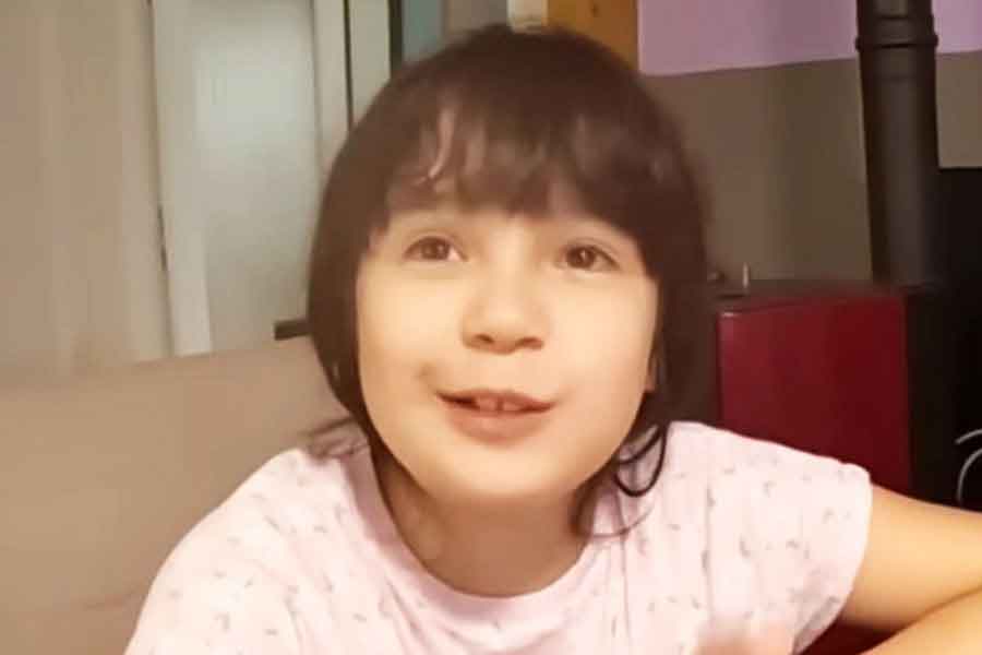 フランス育ちのマカロンちゃん【出典：YouTube「Macaron Chan 南フランス田舎娘」よりスクリーンショット】