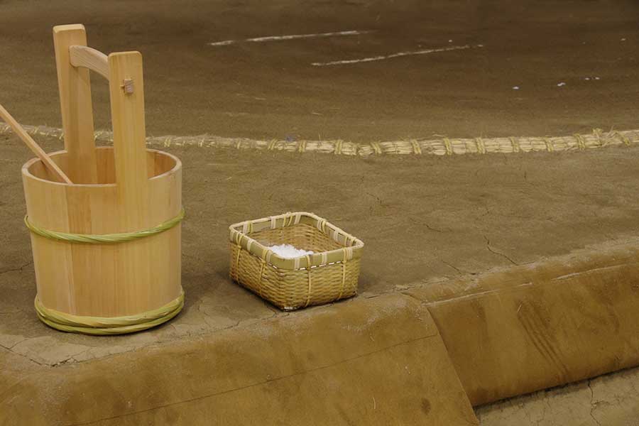 土俵にまく清めの塩(写真はイメージ)【写真:PIXTA】