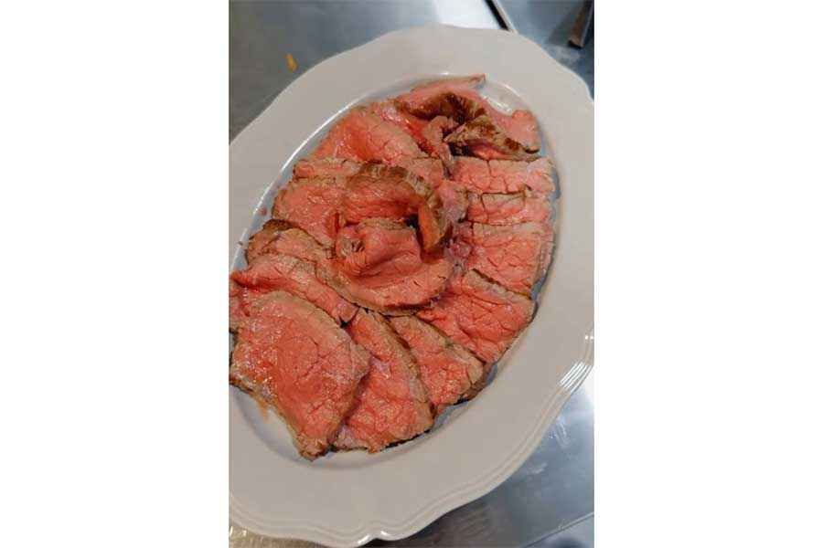 妹さんのリクエストで作ったローストビーフ【出典:スレッズ(takuya_1928)よりスクリーンショット】