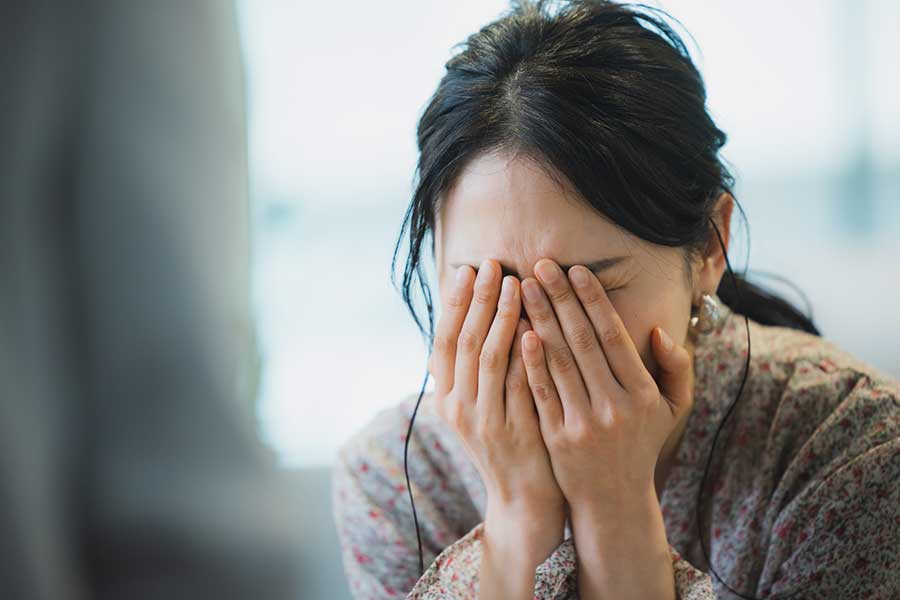 思いやりのない夫にショックを受けた女性(写真はイメージ)【写真:PIXTA】