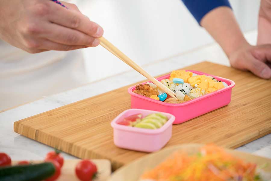 お弁当作りに励む父親(写真はイメージ)【写真:PIXTA】