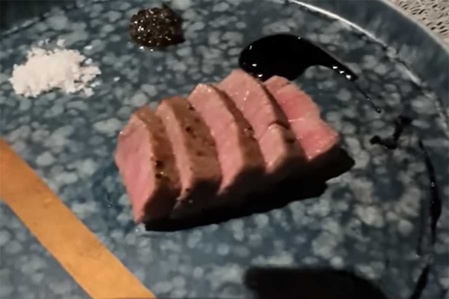 ミディアムレアに焼き上げられた和牛に感激【出典：YouTube「日本食冒険記Tokyo Food Adventures」よりスクリーンショット】