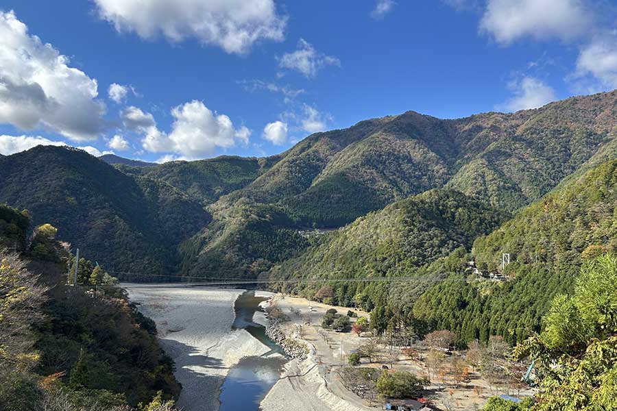 奈良県十津川村にかかる谷瀬の吊り橋【写真:写真AC】