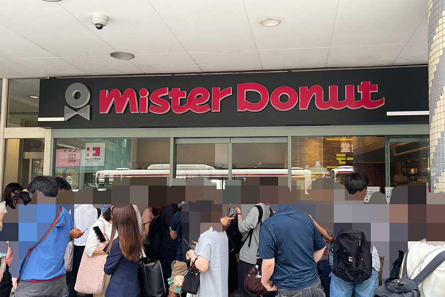 入店まで30分、大混雑のミスタードーナツ【写真:Hint-Pot編集部】