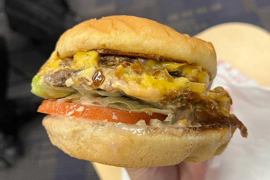 カリフォルニアで人気のハンバーガー【写真：Yo】