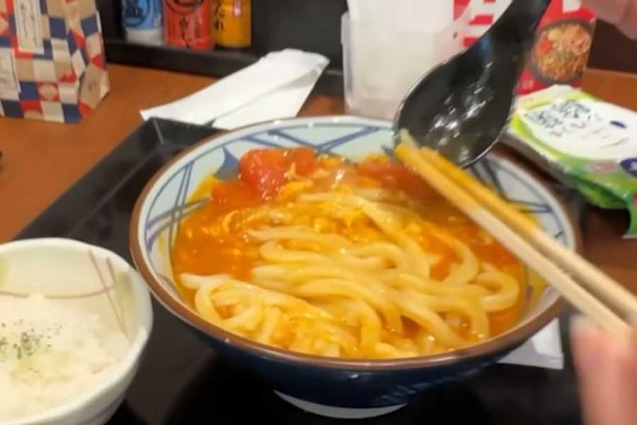 カレーが苦手だったお母さんが、カレー味のうどんに感動【出典：YouTube「LTブログ」よりスクリーンショット】