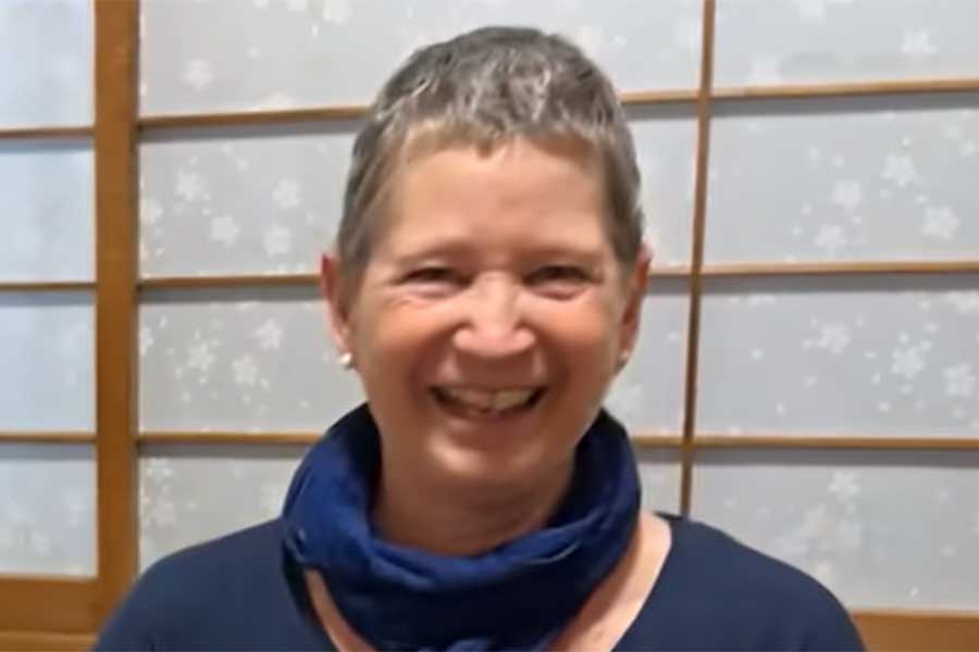 本格的な寿司店を訪れたレナさんのお母さん【出典：YouTube「LTブログ」よりスクリーンショット】