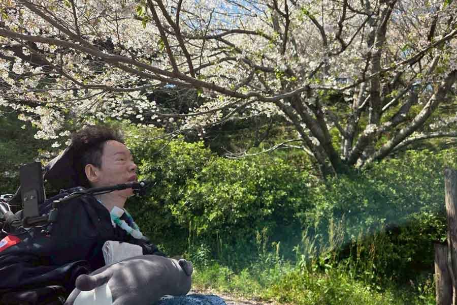 電動車椅子で外出する様子【写真提供：かずさん（kazu_oyanakiato）】