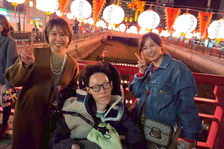 介助者のサポートを受けながら、10年前にひとり暮らしをし始めたかずさん（右下）【写真提供：かずさん（kazu_oyanakiato）】