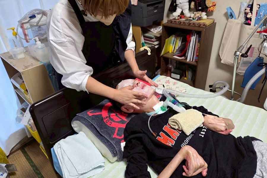体のケアや肌のパックなど、自宅でリラックスした時間を過ごすかずさん【写真提供：かずさん（kazu_oyanakiato）】